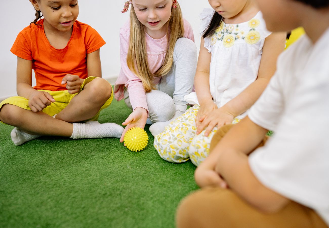 遊びに夢中の子どもたち