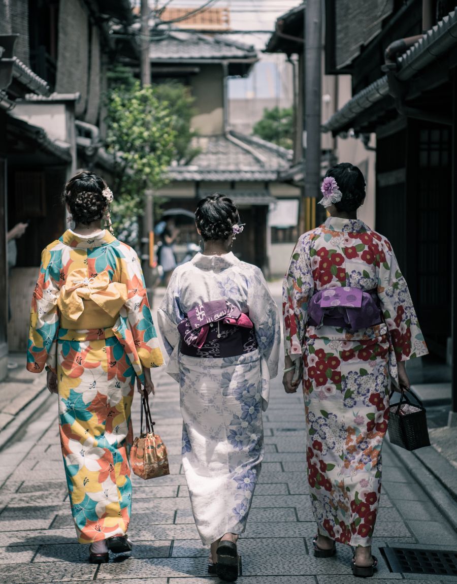 京都の路地を歩く着物姿
