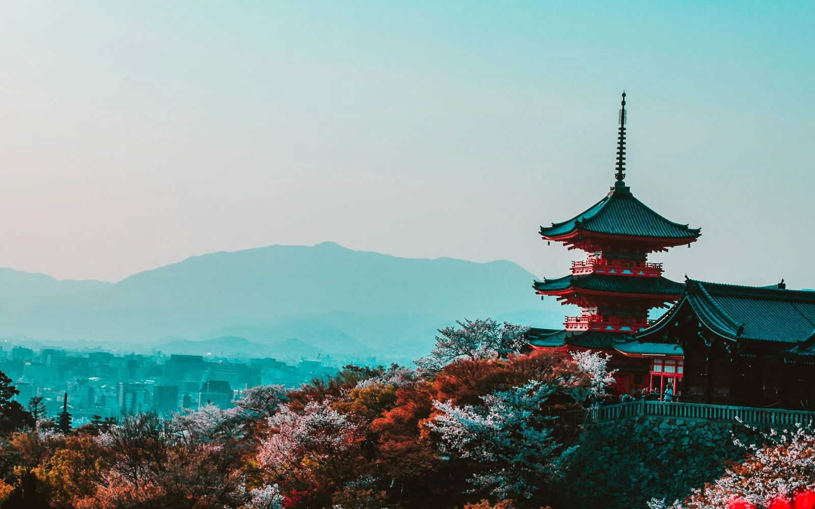 夕暮れの五重塔と山並み